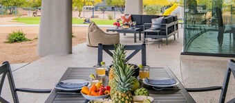 Fallbrook by AvantStay | Rooftop Deck + Pool + Putting Green | Sunset Mtn Views