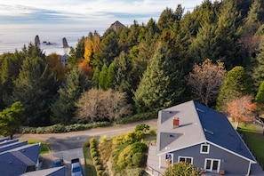 Exterior - Anchor's Retreat by Avantstay Gorgeous Clift Top Views w/ Incredible Patio (Cannon Beach)