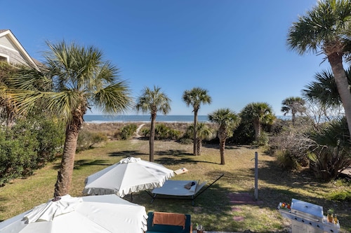 Sandpiper by Avantstay Gorgeous Beachside Home w/ Spacious Yard & Chic Design