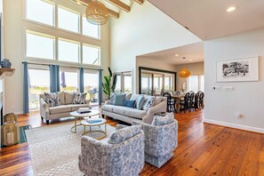House (6 Bedrooms) | Interior