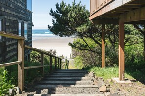 Beach - Pacific House by Avantstay Bright Airy Home w/ Direct Access to Cannon Beach (Cannon Beach)
