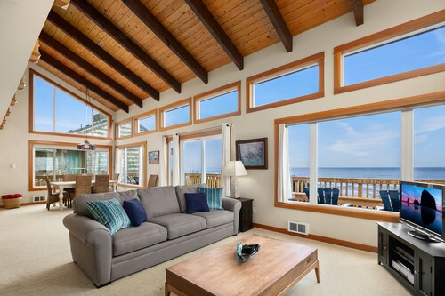 Pacific House by Avantstay Bright Airy Home w/ Direct Access to Cannon Beach