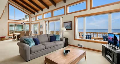 Pacific House by Avantstay Bright Airy Home w/ Direct Access to Cannon Beach