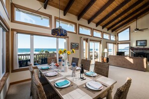 Dining - Pacific House by Avantstay Bright Airy Home w/ Direct Access to Cannon Beach (Cannon Beach)