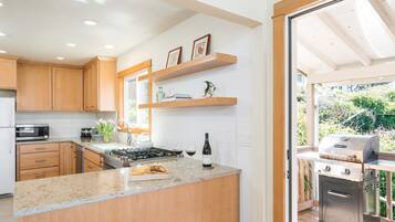 Casa (3 Bedrooms) | Cocina privada | Refrigerador, microondas, horno y parrilla de estufa