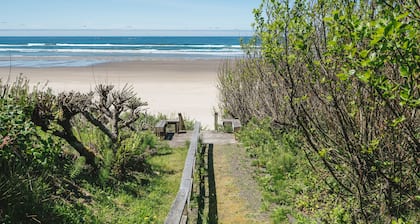 Pacific House by Avantstay Bright Airy Home w/ Direct Access to Cannon Beach