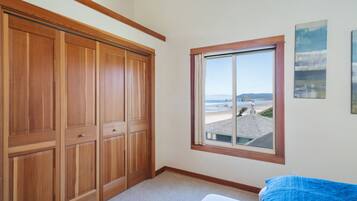 3 bedrooms, desk, iron/ironing board, free cots/infant beds