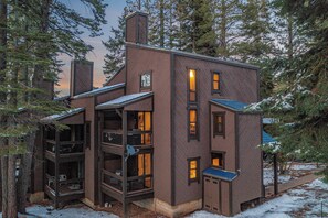 Exterior - Arroyo by Avantstay Peaceful Mountain Townhouse w/ Large Private Balcony (Truckee)