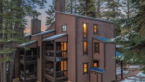 A multi-story log cabin with balconies and a chimney, surrounded by trees. - Arroyo by Avantstay Peaceful Mountain Townhouse w/ Large Private Balcony (Truckee)