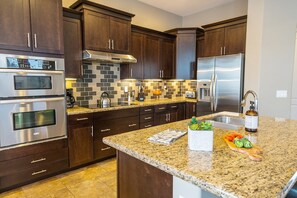 Casa (5 Bedrooms) | Cocina privada | Refrigerador, microondas, horno y parrilla de estufa 