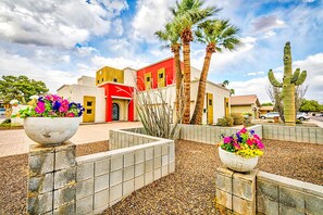 Property grounds - Pueblo Viejo by Avantstay Artsy Oasis w/ Pool, Rooftop & Games - Near Old Town (Scottsdale)