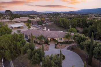 Bear Bridge by Avantstay Hilltop Haven in Temecula w/ Views, Put