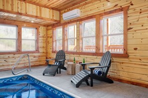 Alberca techada y alberca al aire libre