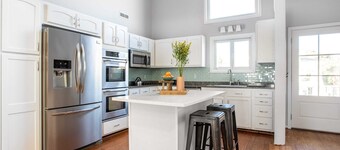 Lighthouse by Avantstay Beachfront View Home w/ Pool Table & Ping Pong