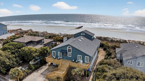 Lighthouse by Avantstay Beachfront View Home w/ Pool Table & Ping Pong