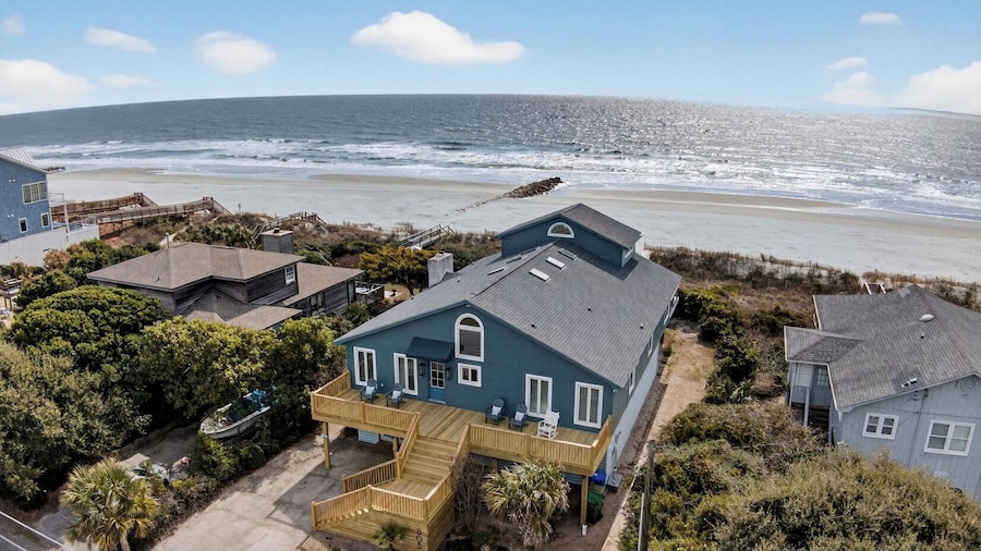 Lighthouse by Avantstay Beachfront View Home w/ Pool Table & Ping Pong