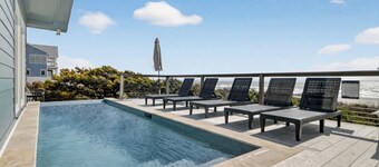 Lighthouse by Avantstay Beachfront View Home w/ Pool Table & Ping Pong