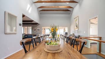 House (6 Bedrooms) | Interior