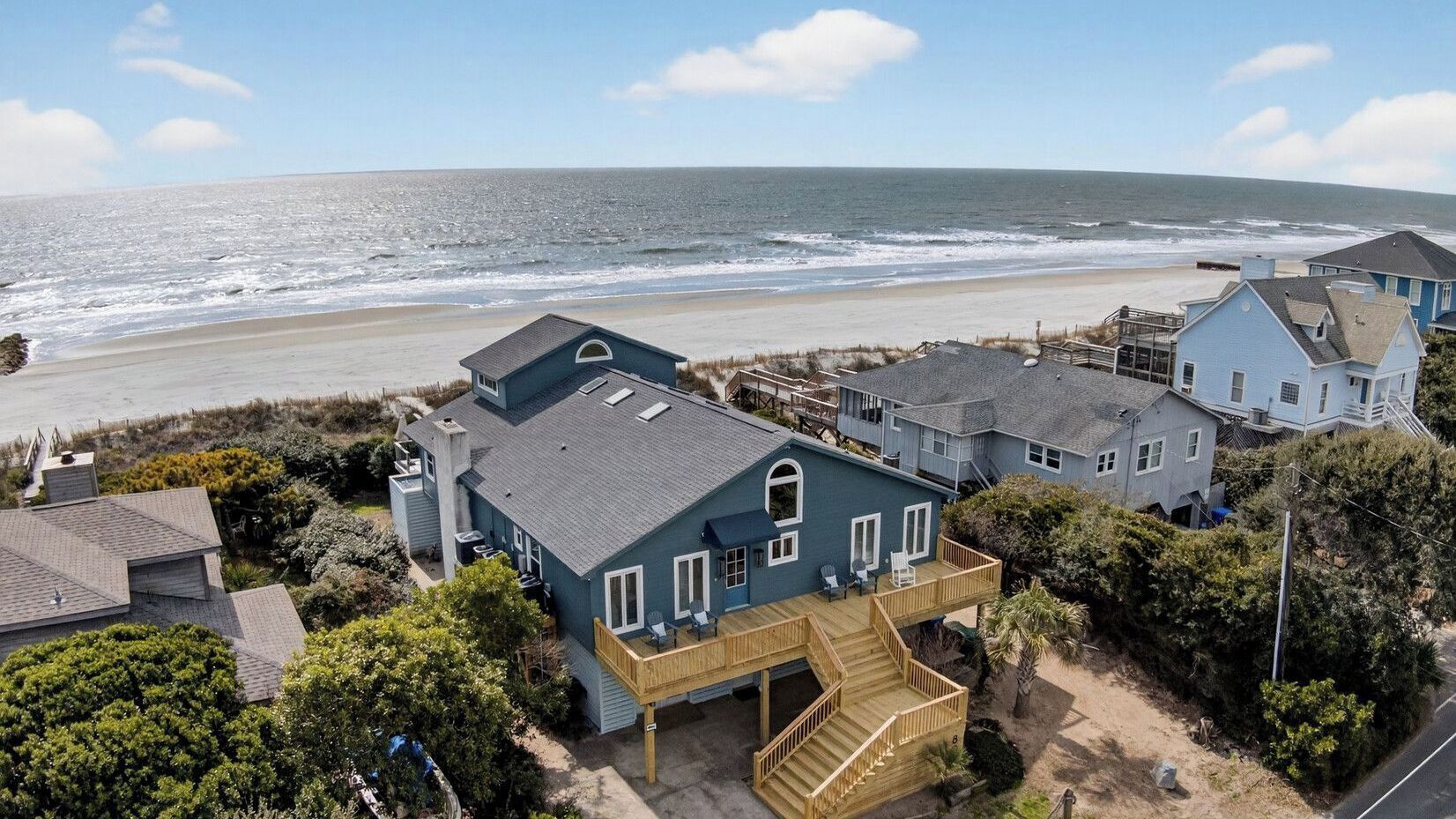 Una casa frente al mar con terraza y vista al océano.