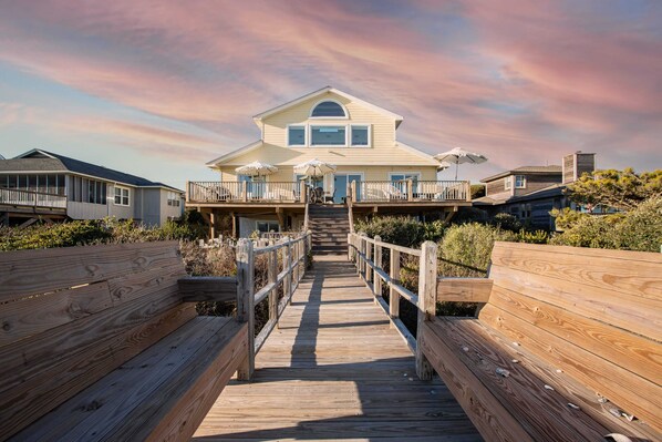 House (6 Bedrooms) | Interior - Lighthouse by Avantstay Beachfront View Home w/ Pool Table & Ping Pong (Folly Beach)
