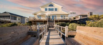 Lighthouse by Avantstay Beachfront View Home w/ Pool Table & Ping Pong