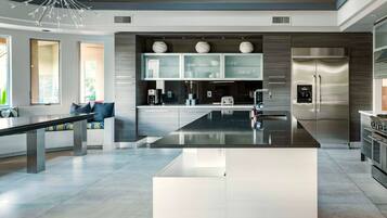 電冰箱、微波爐、烤箱、爐台