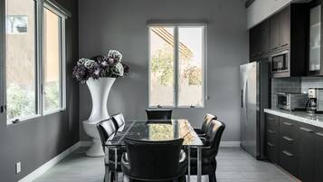 電冰箱、微波爐、烤箱、爐台