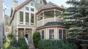 A two-story house with a bay window, a covered porch, and a chimney. - Legacy House by Avantstay Beautiful 4bdr Home in Great Location w/ Hot Tub (Telluride)