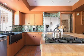 House (5 Bedrooms) | Interior
