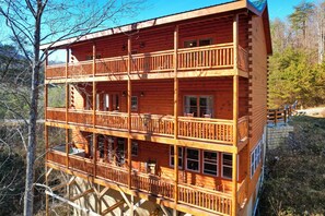 Exterior - Haywood by Avantstay Mountain Living Dream! w/ Movie Theatre, Hot Tub+views! (Sevierville)
