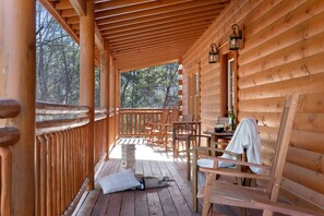 Outdoor dining - Haywood by Avantstay Mountain Living Dream! w/ Movie Theatre, Hot Tub+views! (Sevierville)