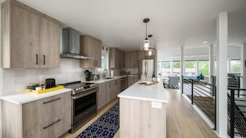 House (3 Bedrooms) | Private kitchen | Fridge, microwave, oven, stovetop