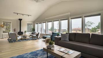 Televisi 55-inci dengan saluran TV digital dan layanan streaming