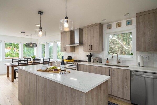 House (3 Bedrooms) | Private kitchen | Fridge, microwave, oven, stovetop