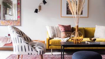 Televisi 55-inci dengan saluran TV digital dan perapian