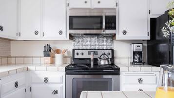 Lemari es, microwave, oven, dan kompor