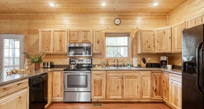 Ashberry by Avantstay Large Cabin Surrounded in Pine Tree w/ River Views & Game Room