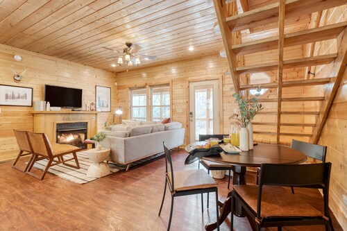 Ashberry by Avantstay Large Cabin Surrounded in Pine Tree w/ River Views & Game Room