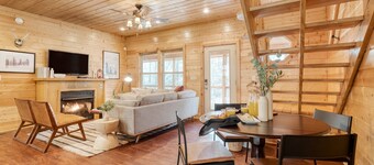 Ashberry by Avantstay Large Cabin Surrounded in Pine Tree w/ River Views & Game Room