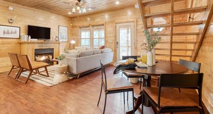 Ashberry by Avantstay Large Cabin Surrounded in Pine Tree w/ River Views & Game Room