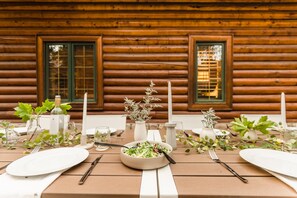 Outdoor dining - Grizzly by Avantstay Rustic Big Bear Cabin w/ Hot Tub & Pool Table (Big Bear Lake)