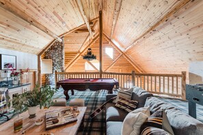 55-inch TV with digital channels, fireplace, ping pong - Grizzly by Avantstay Rustic Big Bear Cabin w/ Hot Tub & Pool Table (Big Bear Lake)