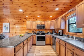 Interior - Hazel by Avantstay Cliffside Modern Cabin w/ Incredible Views & Hot Tub (Sevierville)