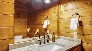 ハウス (2 Bedrooms) | バスルーム | バスアメニティ (無料)、タオル、石鹸、シャンプー