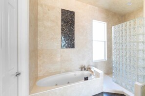 Badewanne, kostenlose Toilettenartikel, Handtücher, Seife