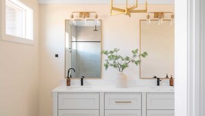 House (4 Bedrooms) | Bathroom | Bathtub, free toiletries, towels, soap