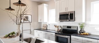 Rhett by Avantstay Stylish Southern Style Flat w/ Gorgeous Design