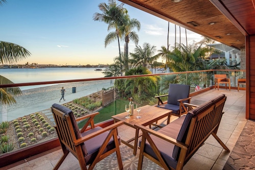 Endless Summer by Avantstay Serene Beachfront Escape w/ Sunset Views!