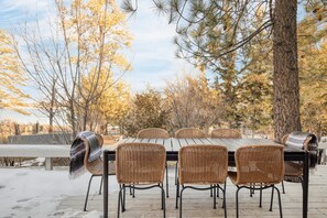Outdoor dining - Lakeview Big Bear Cabin With Hot Tub, Deck, Fire Pit & Game Room (Big Bear Lake)
