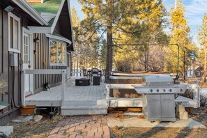 Outdoor dining - Lakeview Big Bear Cabin With Hot Tub, Deck, Fire Pit & Game Room (Big Bear Lake)